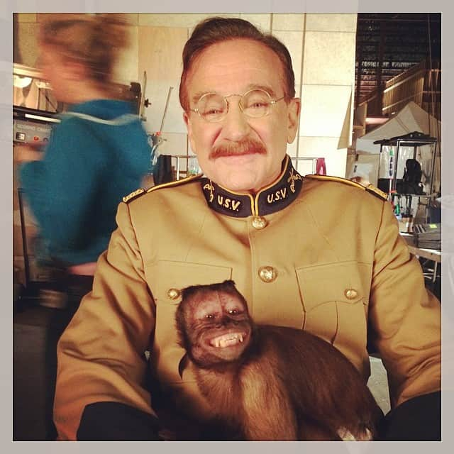 ロビン・ウィリアムズさんのインスタグラム写真 - (ロビン・ウィリアムズInstagram)「Hanging with my pal, Crystal, on the set of NATM3.」4月11日 10時04分 - therobinwilliams