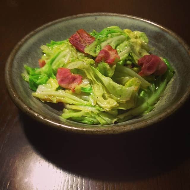 志摩有子さんのインスタグラム写真 - (志摩有子Instagram)「あり合わせごはんその1。買い物に行けず冷蔵庫のなかに転がっていたキャベツとベーコンで。」5月14日 21時07分 - ariko418
