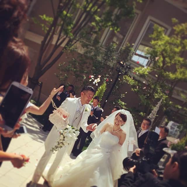 真崎ゆかのインスタグラム：「いつもネイルを担当してるくれている、大好きな中田さんの結婚式に参列してきました♥️めっちゃ綺麗。。」