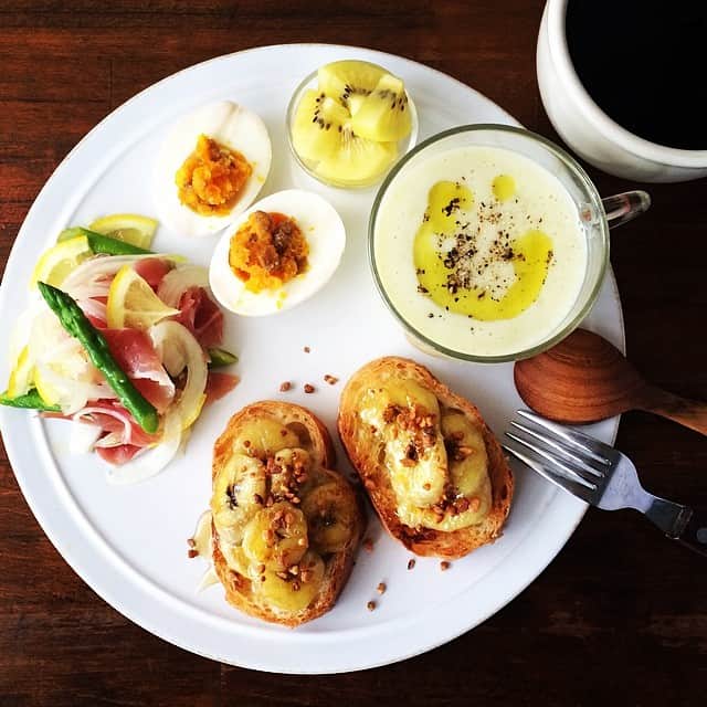 山崎佳のインスタグラム：「Today's breakfast. Naganegi onion soup, Sauteed bananas 長ネギのポタージュ、パンには焼いたバナナ、ゆで卵にはアンチョビミックス。眠い…泣きたくなるくらい眠いよ…」