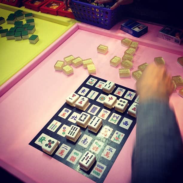 安藝貴範のインスタグラム：「麻雀牌の絵合わせゲーム。はまる！」