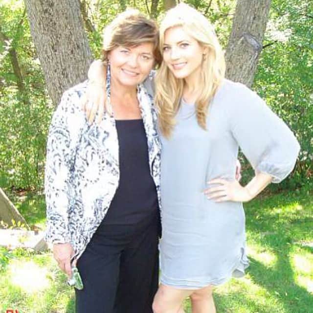キャサリン・ウィニックのインスタグラム：「Happy Mothers Day Mom. Love you. x」