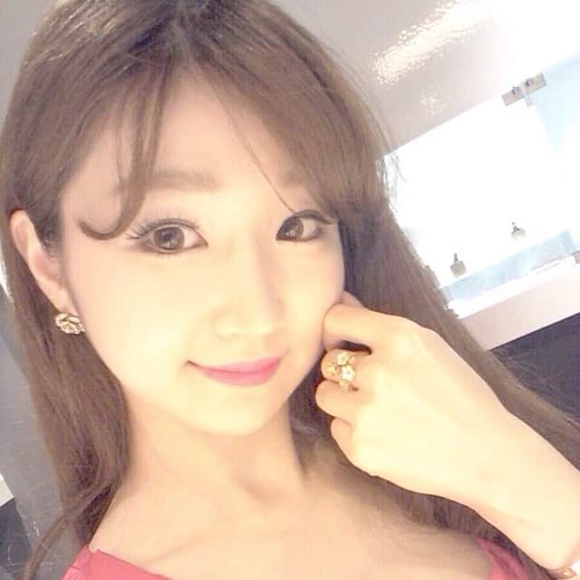 奈々子のインスタグラム：「可愛いリング💍💓 #メナージュケリー #メナージュケリー撮影 🎶」
