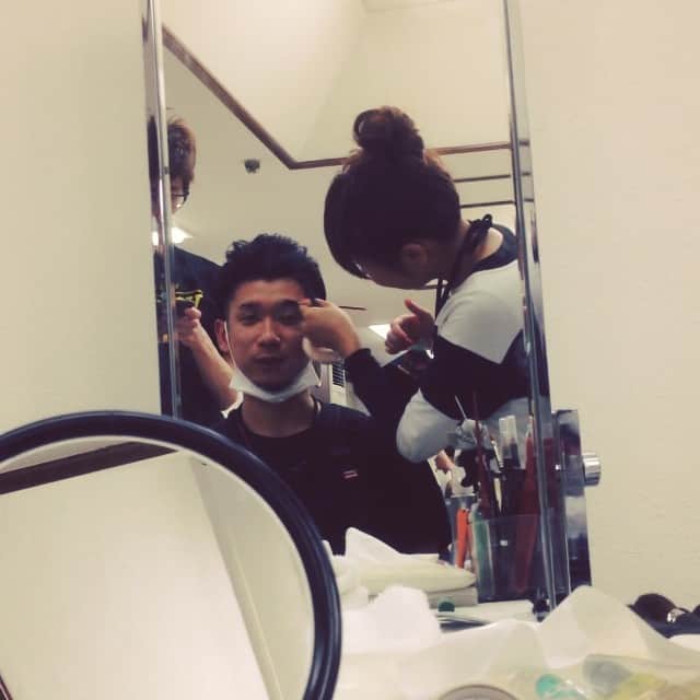 のインスタグラム：「今日の仕事中、メイクチームが俺のまゆ毛がおかしいとのことで、出演者の後になぜか俺もメイク…。キリっとしました（笑） プロはすごいね（笑）」