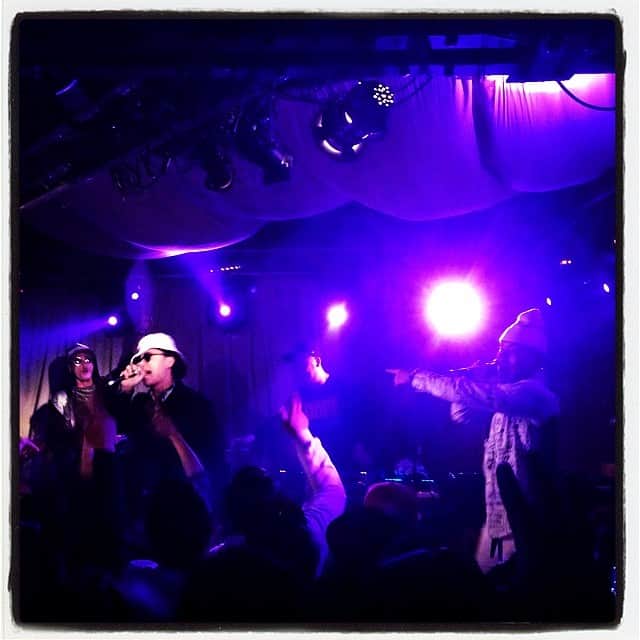 KAI_SHiNEのインスタグラム：「横須賀でSHINGO西成＆TAK-Z!! フリフリ‼︎ #freedomfreaks #yokosuka #live  #dance #jp」