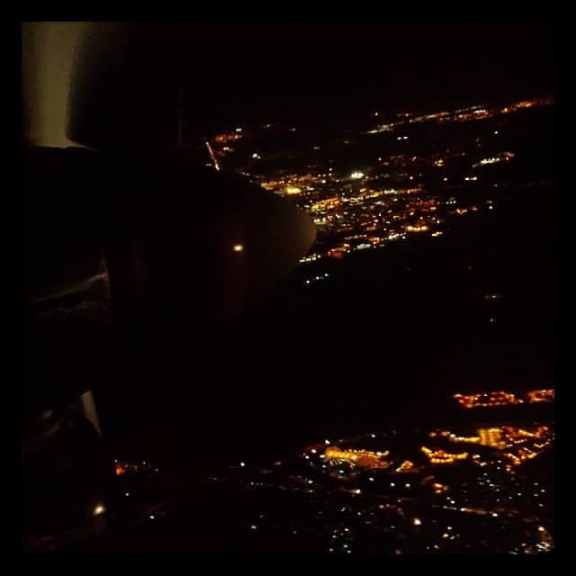 ジョシュア・ファリスのインスタグラム：「Beautiful clear night sky flying over #SanDiego. The picture didn't turn out quite right though. #redeye」