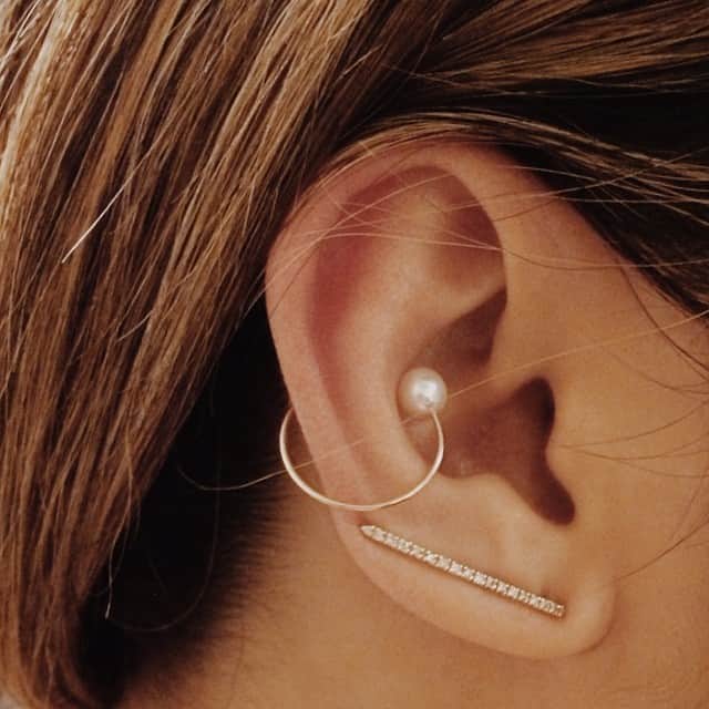 Hirotaka Jewelryさんのインスタグラム写真 - (Hirotaka JewelryInstagram)「Hirotaka Diamond & Gold Long-Bar Ear Pin, $375 @barneysnyofficial and new Pearl Cuff on CN Traveler's @marafili #hirotaka #jewelry #barneysnewyork #diamond #earpin #pearl #earcuff #accessories #fashion」5月22日 23時11分 - hirotakajewelry
