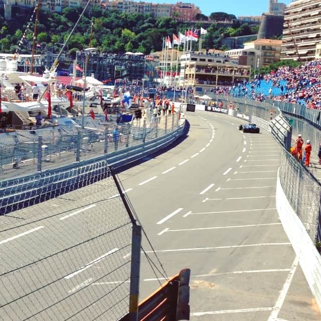 アンジェリーク・アバチキナのインスタグラム：「Formule1~Monaco 😄 #monaco #formule1 #cars #car #speed #sun #sunlight #course #race #genial @louis_thauron @max_shpil」