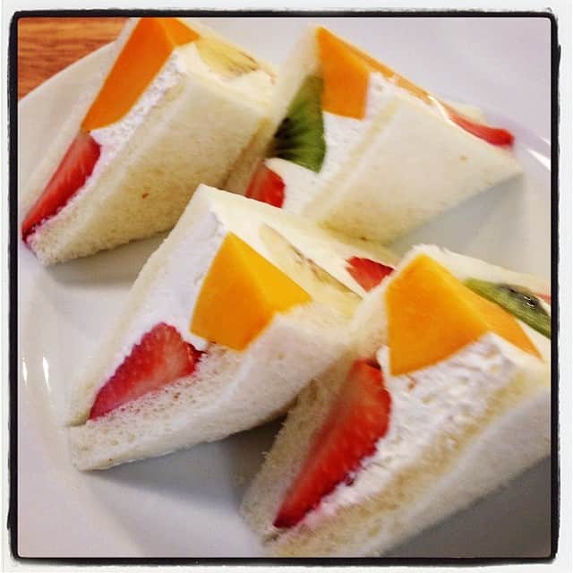 志摩有子さんのインスタグラム写真 - (志摩有子Instagram)「遅めのおやつにフルフルのフルーツサンド♥️ ここは今は無き万惣仕込みのホットケーキが食べられるお店。」5月24日 17時49分 - ariko418
