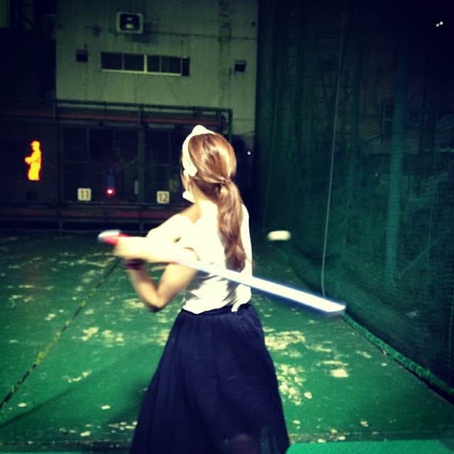笛木優子のインスタグラム：「下手だけど、、、 ストレス発散！⚾️⭐️😝」