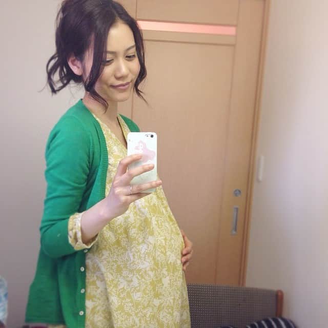 松山愛里のインスタグラム：「【お知らせ】 住友不動産 新築そっくりさんのCMに出演しています（＾ν＾）是非チェックして下さい♬こちらでもご覧になれます！初めての妊婦さん役です☺︎ http://sokkuri3.com #松山愛里」