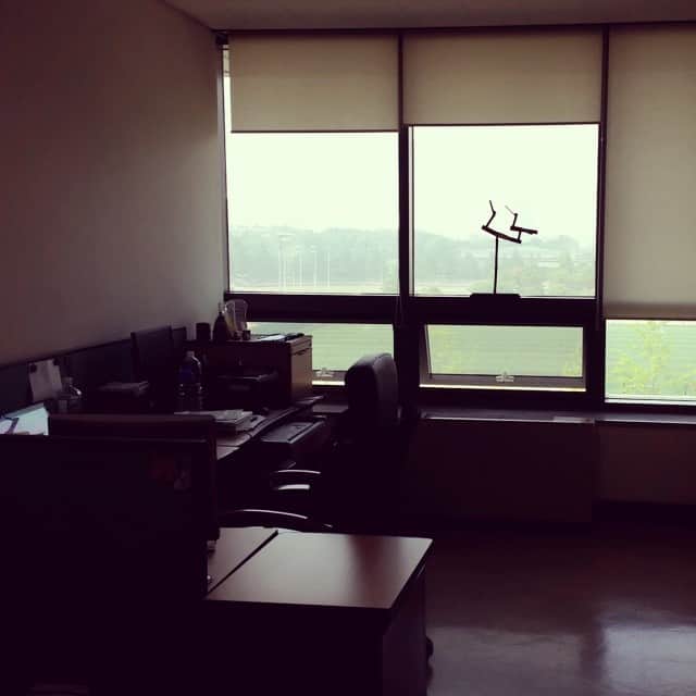 キム・ジェウクのインスタグラム：「Chilling in my mom's nice office. I better be a professor.」