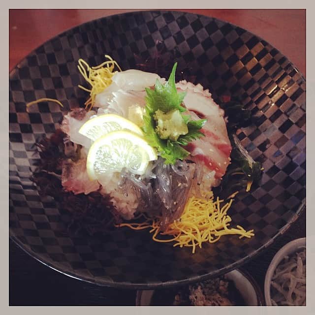 志摩有子さんのインスタグラム写真 - (志摩有子Instagram)「ロケ後のランチは海鮮丼にしらすのかき揚げ。」5月26日 13時48分 - ariko418