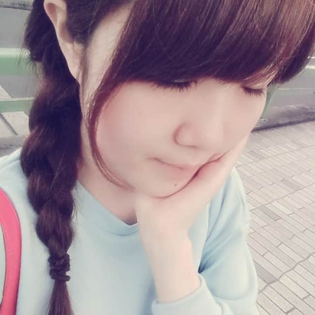 小玉いづみのインスタグラム：「たま、編み込み技師準１級くらいのレベルでうまいよ。 #ヘアアレンジ」