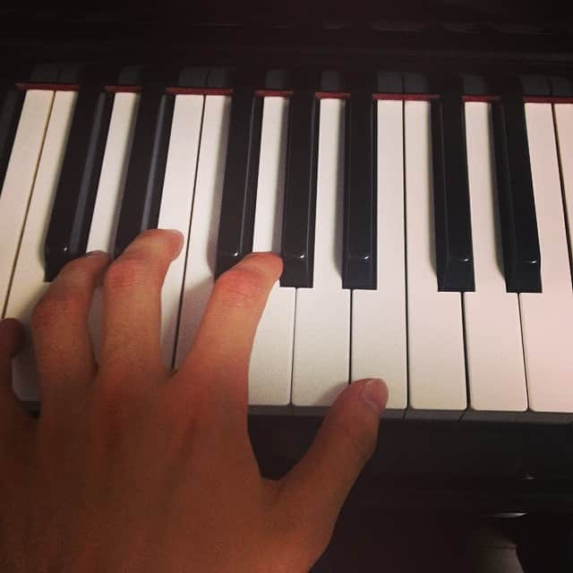 入江陵介さんのインスタグラム写真 - (入江陵介Instagram)「Piano practice!! #久しぶりにピアノ #結婚式に向けて #音楽も頑張る」5月28日 10時57分 - ryosuke_irie