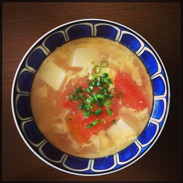 志摩有子さんのインスタグラム写真 - (志摩有子Instagram)「とりの茹でて出来たスープを利用してトマトと玉子のスープ🍅 仕上げにごま油をたらり。」5月28日 13時24分 - ariko418