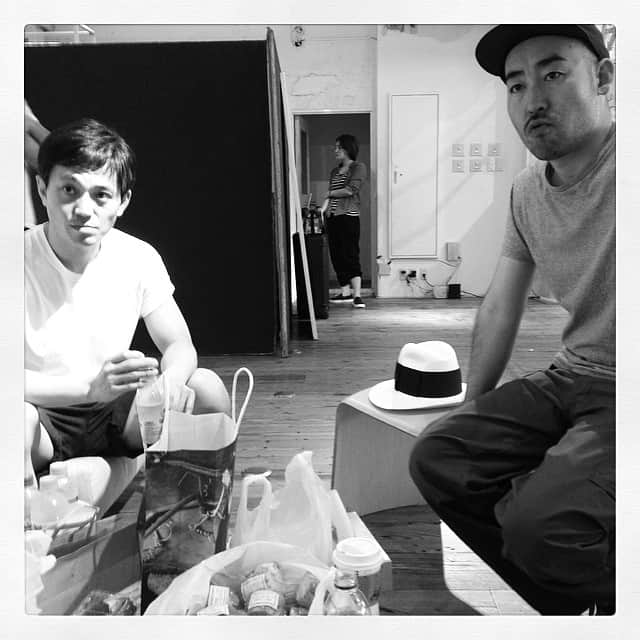 志摩有子さんのインスタグラム写真 - (志摩有子Instagram)「メイク待ち。みつお君とDaiさん。#very」5月29日 9時32分 - ariko418