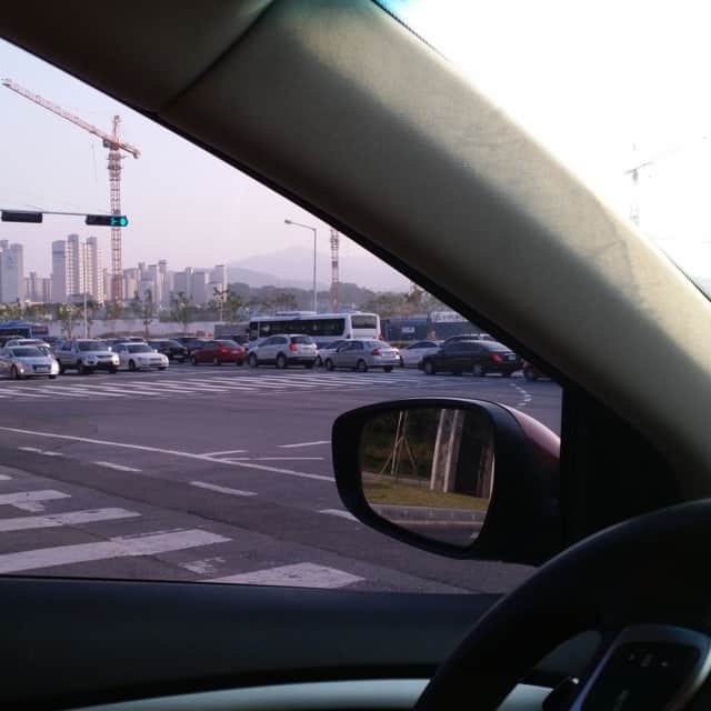 キム・ジェウクのインスタグラム：「#typicaltraffic #allpurebloodASIANdrivers  Can u imagine driving in korea?」
