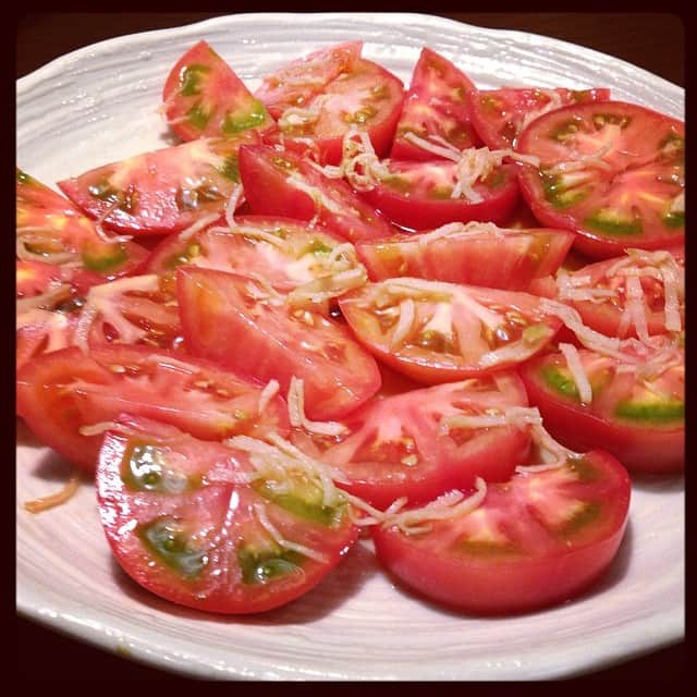 志摩有子さんのインスタグラム写真 - (志摩有子Instagram)「さすがにヘトヘト。こんな時には赤い食べ物に限る。トマトにハニー＆ヴィネガー。隠し味にだし醤油と針生姜。＃トマト」5月29日 21時03分 - ariko418