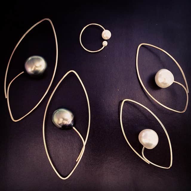 Hirotaka Jewelryさんのインスタグラム写真 - (Hirotaka JewelryInstagram)「Pearl jam. New medium size floating earrings with Akoya or Black Tahitian Pearls + ear cuff / midi-pinky ring #pearls #gold #hirotaka #jewelry #new #madeinjapan #pearljam」5月30日 2時55分 - hirotakajewelry