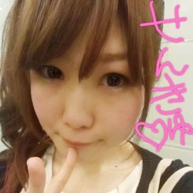 小玉いづみのインスタグラム：「久しぶり平日ライブ＼(^o^)／ 華金を一緒に過ごせる人がいる幸せ！それな！ まさに今月のライブ締めにふさわしい日でした！ ありがとうございます♡」