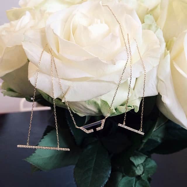 Hirotaka Jewelryさんのインスタグラム写真 - (Hirotaka JewelryInstagram)「Favorite things - white roses and Hirotaka diamond bar necklaces #hirotaka #jewelry #diamondbar #gold #madeinjapan #shopping #roses #happyfriday」5月31日 2時45分 - hirotakajewelry