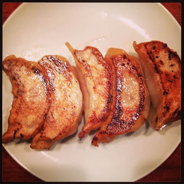 志摩有子さんのインスタグラム写真 - (志摩有子Instagram)「お酢と辛子で食べる餃子。皮がもちもち＆香ばしい♥️」5月31日 20時56分 - ariko418