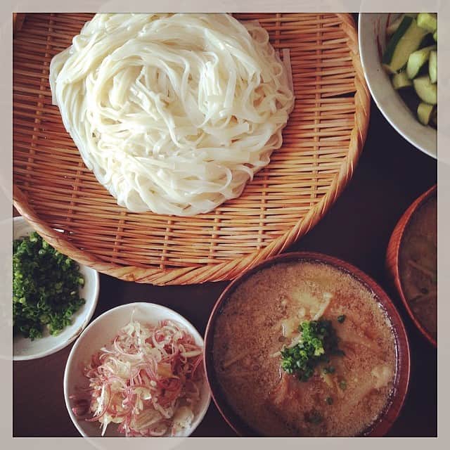 志摩有子さんのインスタグラム写真 - (志摩有子Instagram)「お昼に冷たい稲庭うどんを豚ばらとお葱の胡麻汁に浸けて。叩ききゅうりと一緒に食べるのが我が家 流。それにしても最近麺ばっかり…。＃お昼ごはん」6月1日 13時50分 - ariko418