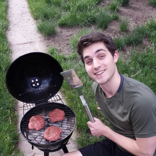 ジョシュア・ファリスのインスタグラム：「Grilling burgers on our tiny hibachi grill lol. It's ok though because I got my happy spatula!」