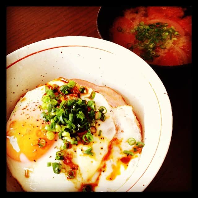 志摩有子さんのインスタグラム写真 - (志摩有子Instagram)「朝食用に炊いたご飯があるので、お昼ごはんは手抜きでハムエッグ丼。もちろん安定の食べラー添え。お供はトマトと玉ねぎのお味噌汁。意外だけど美味しくておすすめ。#お昼ごはん」6月3日 11時22分 - ariko418