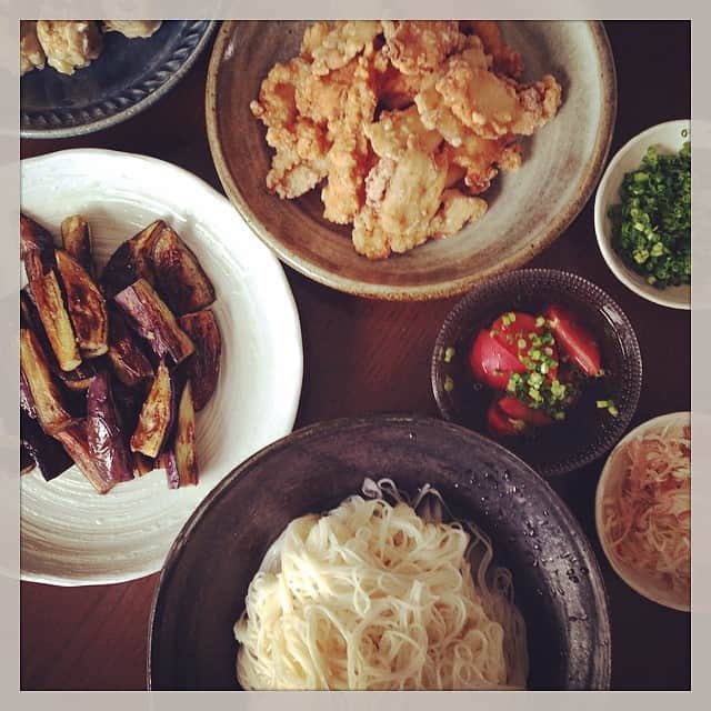 のインスタグラム：「すっきり晴れた日曜日のランチは素麺。もずく酢とトマトを入れたつゆで。お供はごま油で炒めた茄子とシュウマイがなぜか定番。今日は頑張って鶏の竜田揚げ付き。」