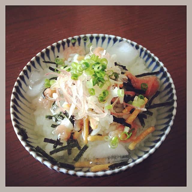 のインスタグラム：「夜更かしして二度寝。おめざというか朝食というか早めの昼ごはんに冷やし茶漬け。永谷園に梅干しと茗荷と浅葱をトッピング。熱ご飯だから氷も。」