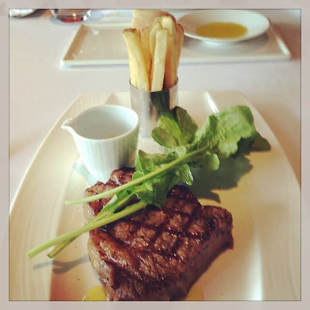 志摩有子さんのインスタグラム写真 - (志摩有子Instagram)「ロケハンを兼ねてランチでステーキ♪ #lunch #お肉 #リタちゃんありがとう♡」7月1日 14時22分 - ariko418