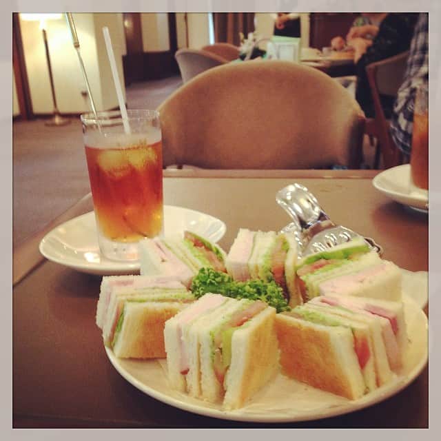 志摩有子さんのインスタグラム写真 - (志摩有子Instagram)「展示会からの長い打ち合わせを青山のウエストで。サンドイッチ美味しいし、お茶はお代わり自由だし、打ち合わせがはかどりそう？ #ランチ #打ち合わせ #サンドイッチ」6月10日 13時35分 - ariko418