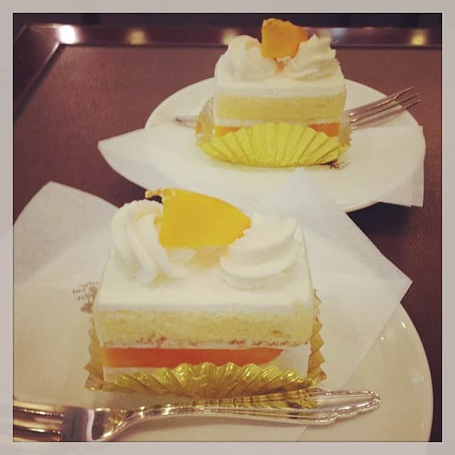 志摩有子さんのインスタグラム写真 - (志摩有子Instagram)「調子に乗ってデザートも。季節限定のマンゴーショートケーキ美味し♡ #打ち合わせは中断中 #担当N氏もご満悦」6月10日 14時00分 - ariko418