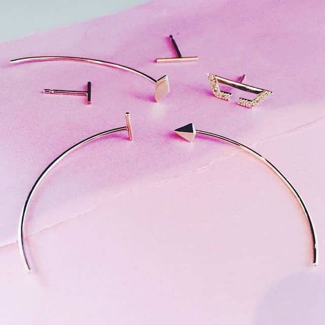 Hirotaka Jewelryさんのインスタグラム写真 - (Hirotaka JewelryInstagram)「Going geometric. Hirotaka arrow earrings, basic bars, and diamond deco stud #jewelry #hirotaka #diamonds #gold #studs #earrings #madeinjapan #emergingdesigner」6月11日 5時18分 - hirotakajewelry