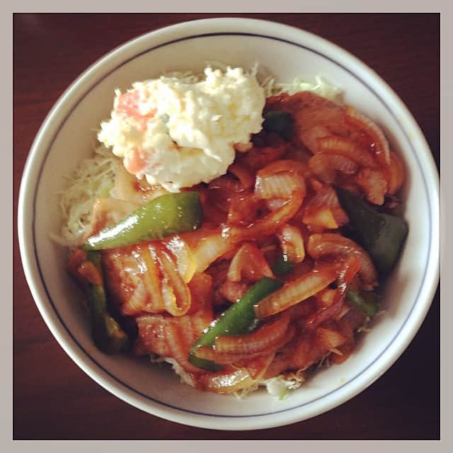 志摩有子さんのインスタグラム写真 - (志摩有子Instagram)「あり合わせで生姜焼き丼。ポテトサラダも一緒に乗せちゃう暴挙。 #ランチ #手抜きごはん #キャベツの千切りを敷くのが唯一のこだわり」6月11日 13時11分 - ariko418