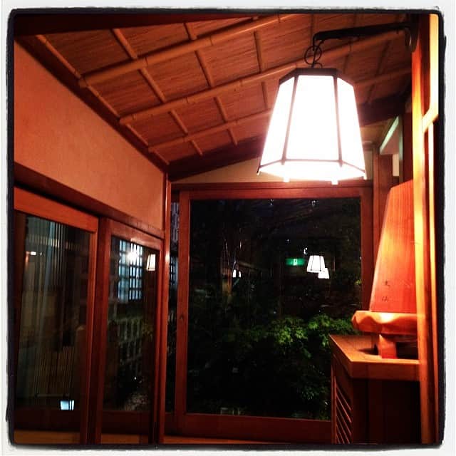 志摩有子さんのインスタグラム写真 - (志摩有子Instagram)「打ち合わせ＆入稿していて晩ごはん作れず。旧東海道、鮫洲近くの吉田家さんでお蕎麦。趣のある設えに雨も映える。#蕎麦 #晩ごはん」6月11日 19時48分 - ariko418