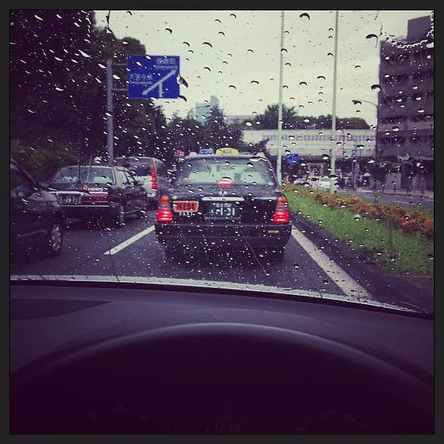 志摩有子さんのインスタグラム写真 - (志摩有子Instagram)「空は晴れているのに、突然降り出した雨💦 傘持ってないから降りれない😭」6月13日 12時52分 - ariko418