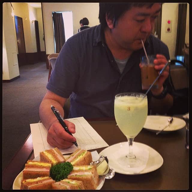 志摩有子さんのインスタグラム写真 - (志摩有子Instagram)「担当N氏とまたも青山ウエストで打ち合わせ。打ち合わせもそこそこにサンドイッチとレモンスカッシュ🍋頼んじゃった。#打ち合わせ #N氏 #ウエスト」6月13日 13時28分 - ariko418
