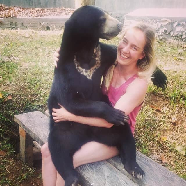 ペルネル・キャロンさんのインスタグラム写真 - (ペルネル・キャロンInstagram)「Big hug with a honey bear ! She was so sweet but she kept playing with my hair !」6月13日 19時29分 - pernelle_carron