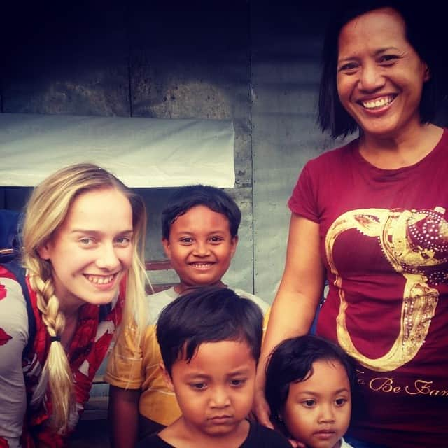 ペルネル・キャロンのインスタグラム：「Such an awesome day: taking a motorbike to drive around Ubud, went to the monkey forest, to the chocolate factory, the elephant park, hug a bear,  and met nice balinese people !! #j'iraisdormirchezvous」