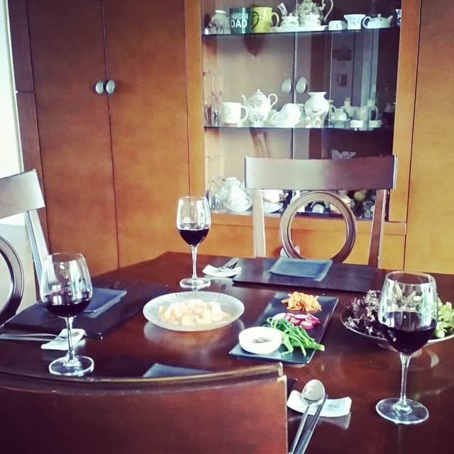 キム・ジェウクのインスタグラム：「Saturday family dinner. #pregaming」