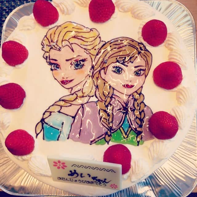 笛木優子のインスタグラム：「アナとエルサ💕🎂 私のではないけど😋🎶」
