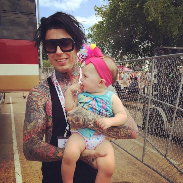 Alternative Pressさんのインスタグラム写真 - (Alternative PressInstagram)「Wishing a happy Father's Day to @ronnieradke and all dads everywhere today! Especially the ones out celebrating with us at Warped today!  #WarpedWithAP #altpress #warpedtour #vanswarpedtour」6月16日 7時11分 - altpress