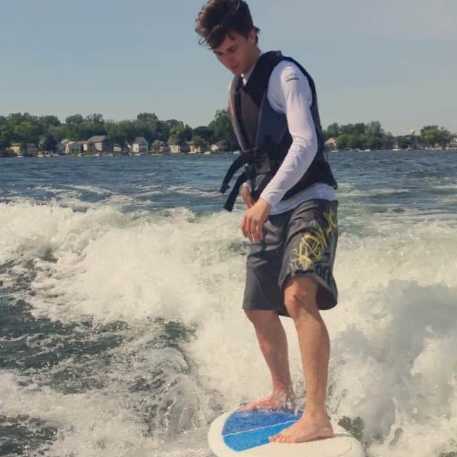 アンジェリーク・アバチキナのインスタグラム：「Surfboard 🏄😵⛵️☀️ #summer #surfboard #max #america #amazing #awesome #greatafternoon #novi #michigan #lake #michiganlake #loveit #board @max_shpil」