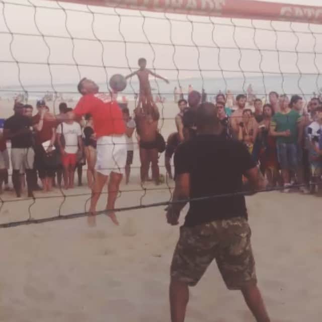 パトリック・ヴィエラのインスタグラム：「#beach action in #rio with @fabiocannavaroofficial @bobo323 @sylwiltord #hoddle @dacourtolivier #poyet @ianwright0」