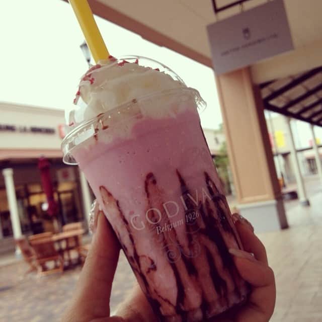 湯浅喬子のインスタグラム：「三田アウトレットお兄ちゃんcoupleとmamと💑 #godiva」