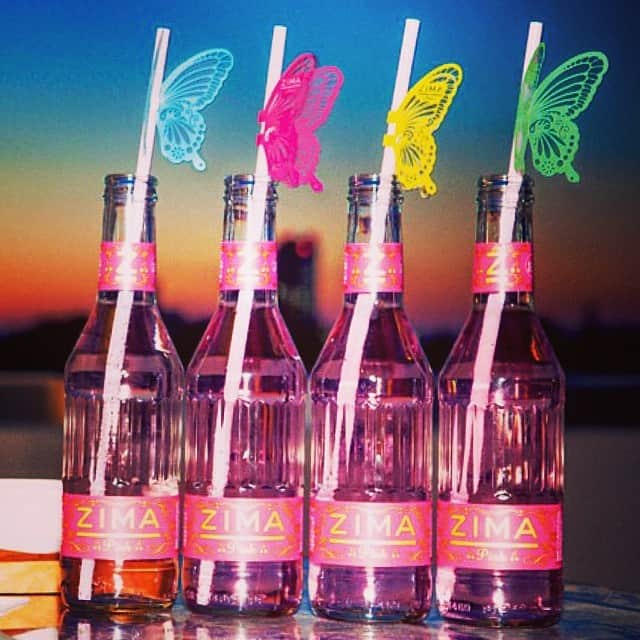 ZIMA Pink（ジーマ ピンク）さんのインスタグラム写真 - (ZIMA Pink（ジーマ ピンク）Instagram)「雑誌sweetでコラボしてくれた、オシャレなSLY CHICS のメンバー達のように。 梅雨の晴れ間、蝶々型 #ストローアクセサリー 付けた、 #ジーマピンク でシックな夜の女子会はいかが？」6月19日 17時29分 - zimapink