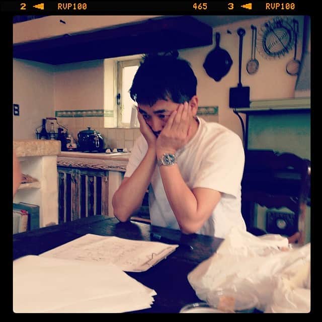 志摩有子さんのインスタグラム写真 - (志摩有子Instagram)「あれ？チェックのシャツは？朝から思案中。#今日の作家先生 #CLASSY #安定の寝ぐせ」6月21日 9時02分 - ariko418